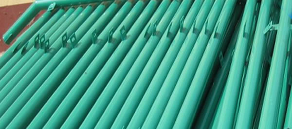 Green Painted Iron Posts for Plastic Coated Chain Link Fencing